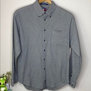 Tommy Hilfiger button front top in men’s size Xl